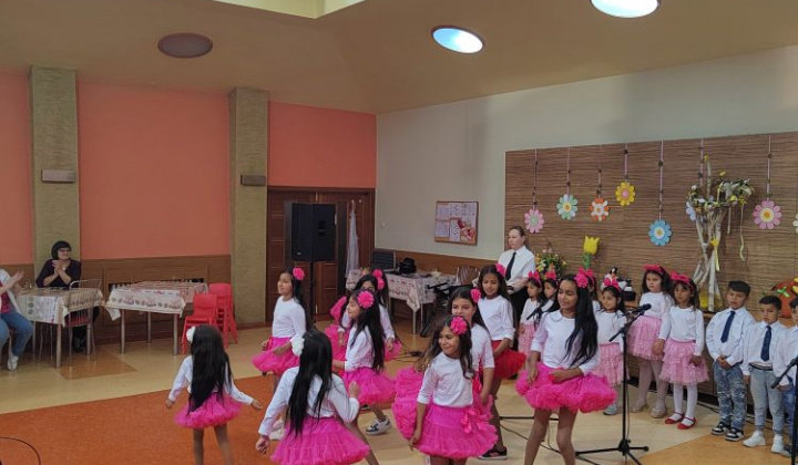 4. fotografia fotogalérie Vystúpenie detí z MŠaZŠ I.Krasku k Dňu Matiek - foto