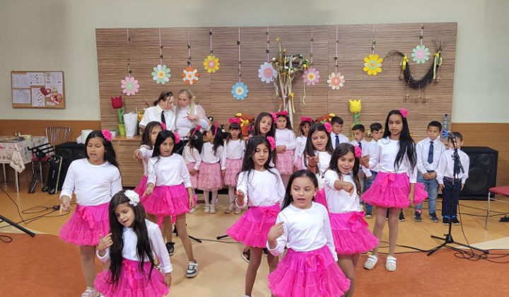 5. fotografia fotogalérie Vystúpenie detí z MŠaZŠ I.Krasku k Dňu Matiek - foto