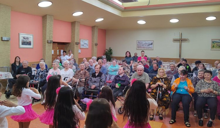 7. fotografia fotogalérie Vystúpenie detí z MŠaZŠ I.Krasku k Dňu Matiek - foto