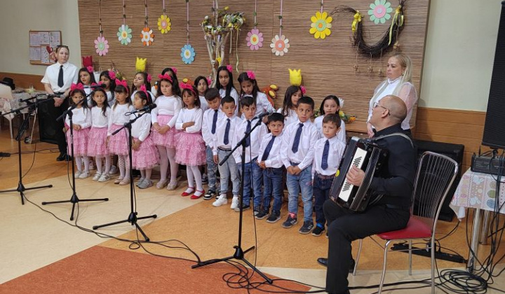 8. fotografia fotogalérie Vystúpenie detí z MŠaZŠ I.Krasku k Dňu Matiek - foto