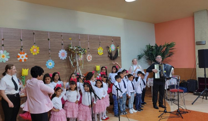 10. fotografia fotogalérie Vystúpenie detí z MŠaZŠ I.Krasku k Dňu Matiek - foto