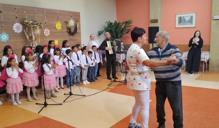 11. fotografia fotogalérie Vystúpenie detí z MŠaZŠ I.Krasku k Dňu Matiek - foto