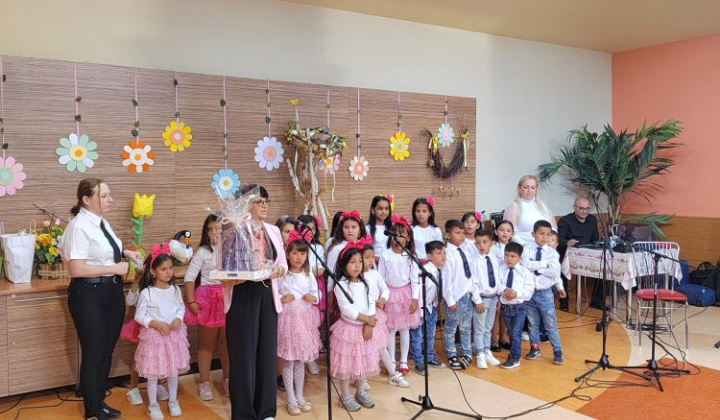 12. fotografia fotogalérie Vystúpenie detí z MŠaZŠ I.Krasku k Dňu Matiek - foto