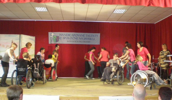 4. fotografia fotogalérie Handicapované talenty spoločne na javisku - foto