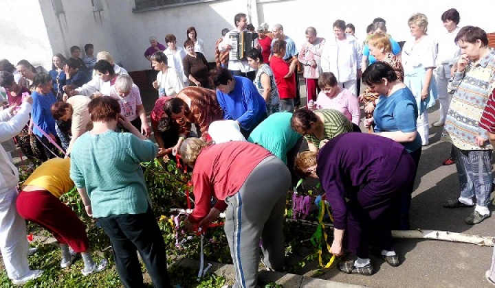 10. fotografia fotogalérie Stavanie mája a májová veselica - foto
