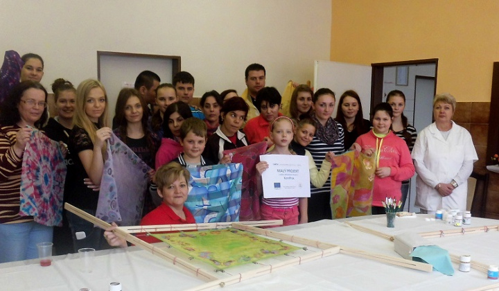 1. fotografia fotogalérie Farebný hodváb spoločnými rukami - foto