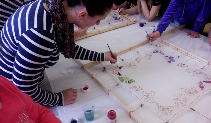 2. fotografia fotogalérie Farebný hodváb spoločnými rukami - foto