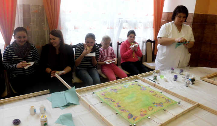 5. fotografia fotogalérie Farebný hodváb spoločnými rukami - foto