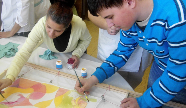 7. fotografia fotogalérie Farebný hodváb spoločnými rukami - foto