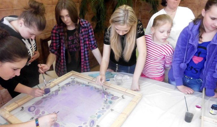 8. fotografia fotogalérie Farebný hodváb spoločnými rukami - foto