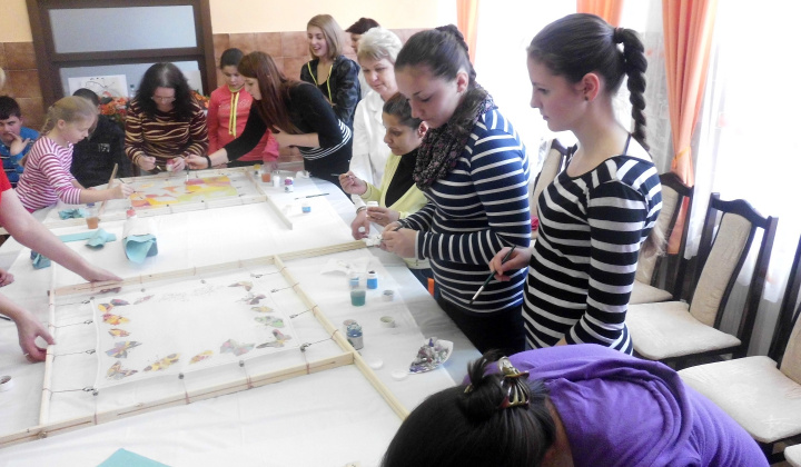 9. fotografia fotogalérie Farebný hodváb spoločnými rukami - foto