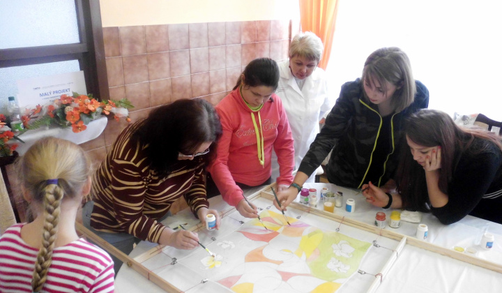 10. fotografia fotogalérie Farebný hodváb spoločnými rukami - foto