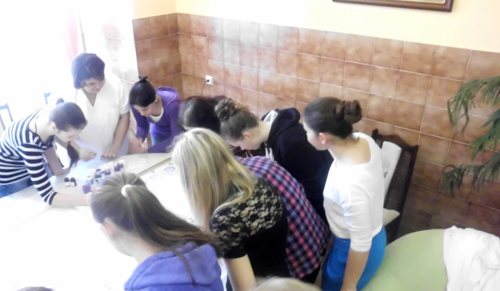 11. fotografia fotogalérie Farebný hodváb spoločnými rukami - foto