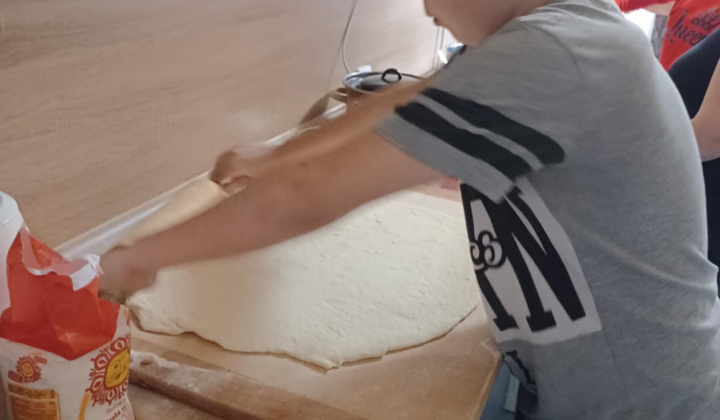 Fotka - Pečenie škoricových koláčov